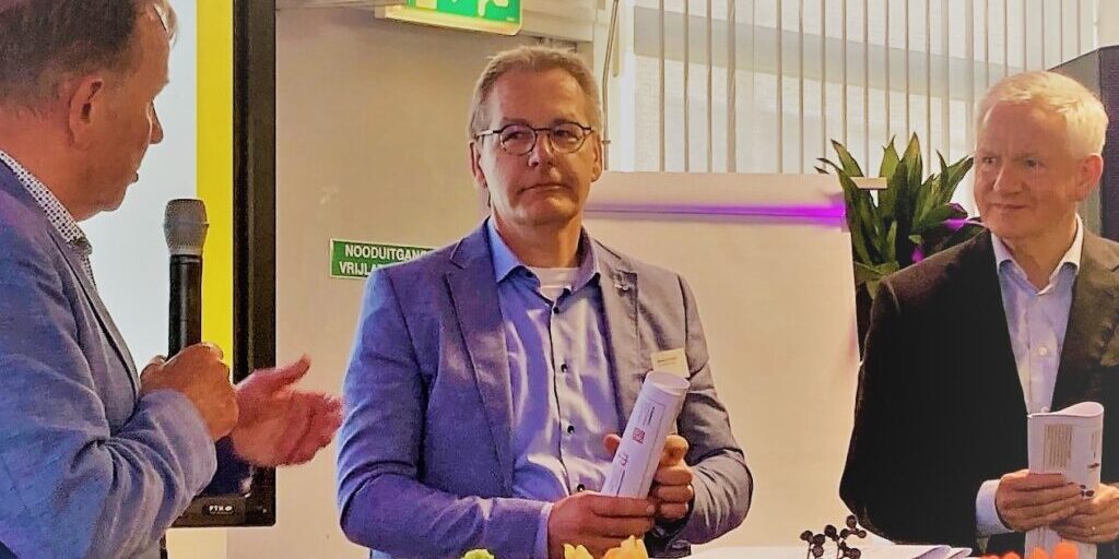 Leo van Hoorn overhandigt de opbrengsten van vijf jaar LERVO aan Berend kamphuis (r) en Marcel ter Vergert (l)