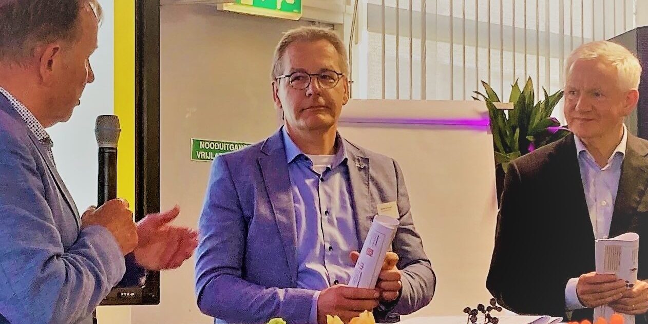 Leo van Hoorn overhandigt de opbrengsten van vijf jaar LERVO aan Berend kamphuis (r) en Marcel ter Vergert (l)